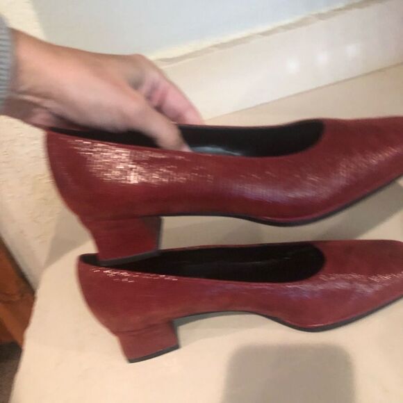 👠😊Vaneli Red Leather Suede Pump👠😊 - Picture 3 of 6